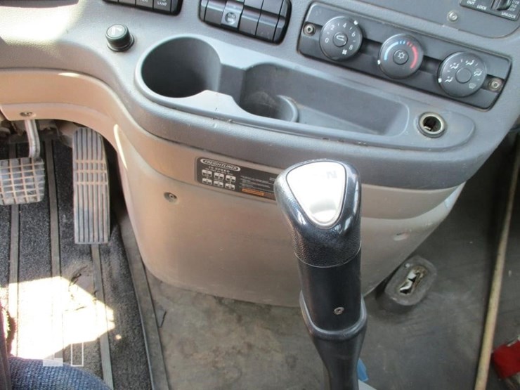 2012-freightliner-cascadia-113-image-10