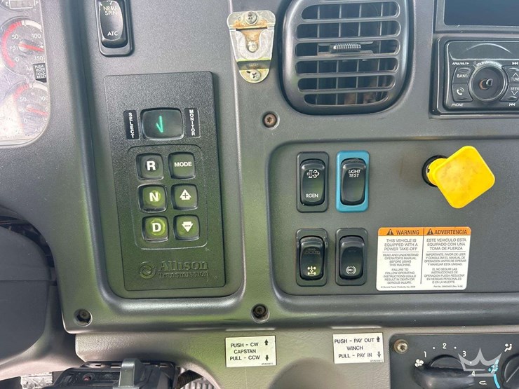 2015-freightliner-m2-106-image-40