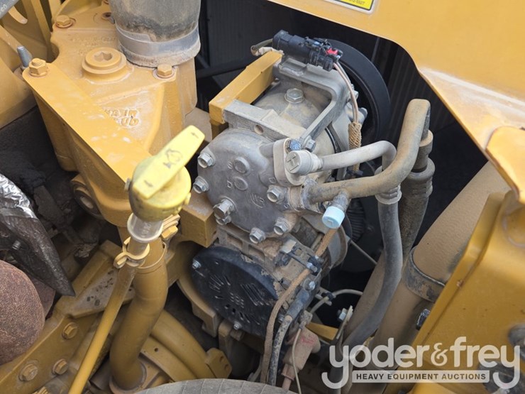 2020-caterpillar-352-image-64