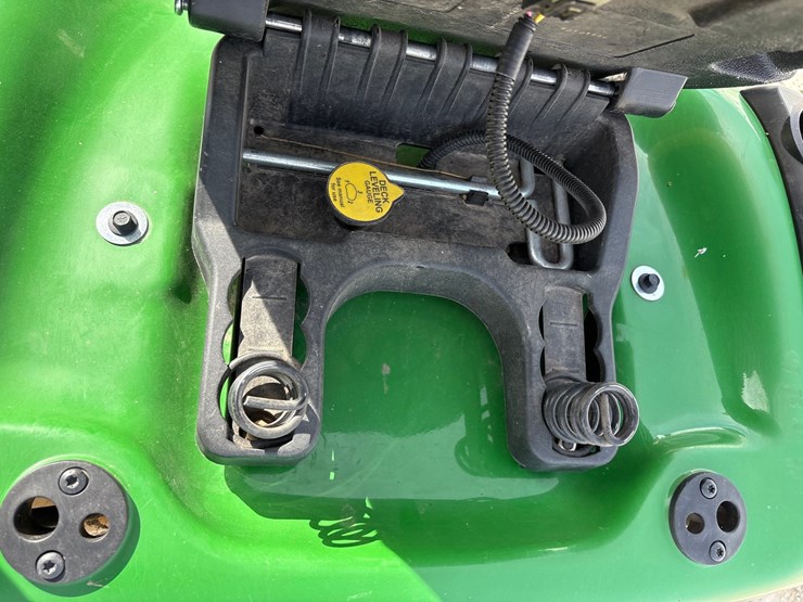 john-deere-x300-image-10