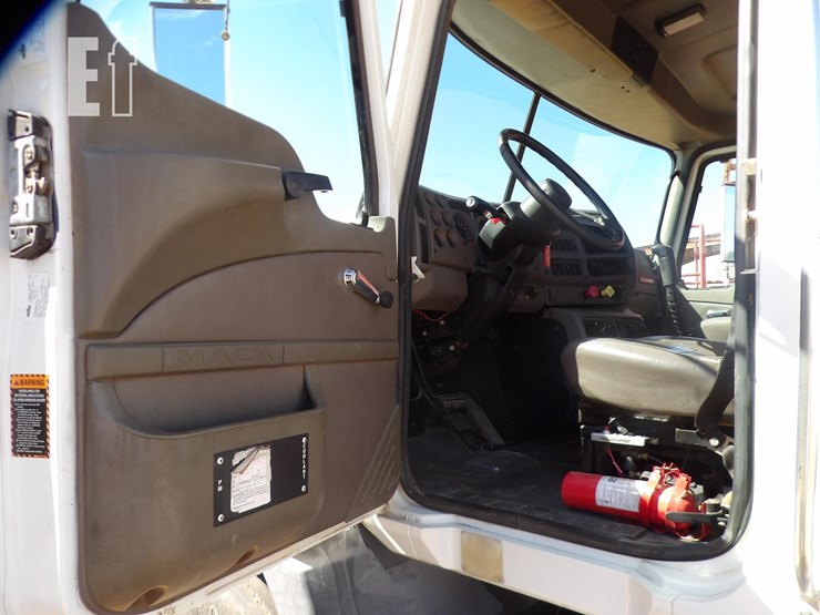 2003-mack-ch600-image-17