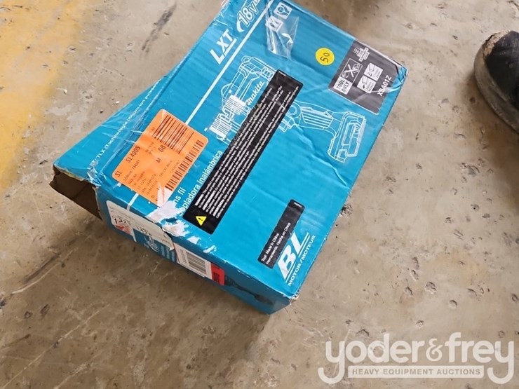 makita-18-volt-cordless-dust-blower-image-2