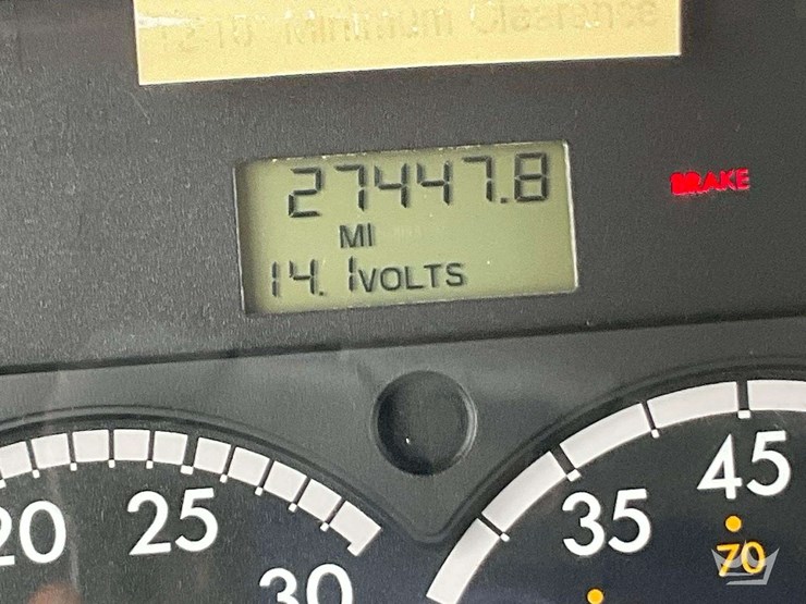 2010-freightliner-m2-106-image-12