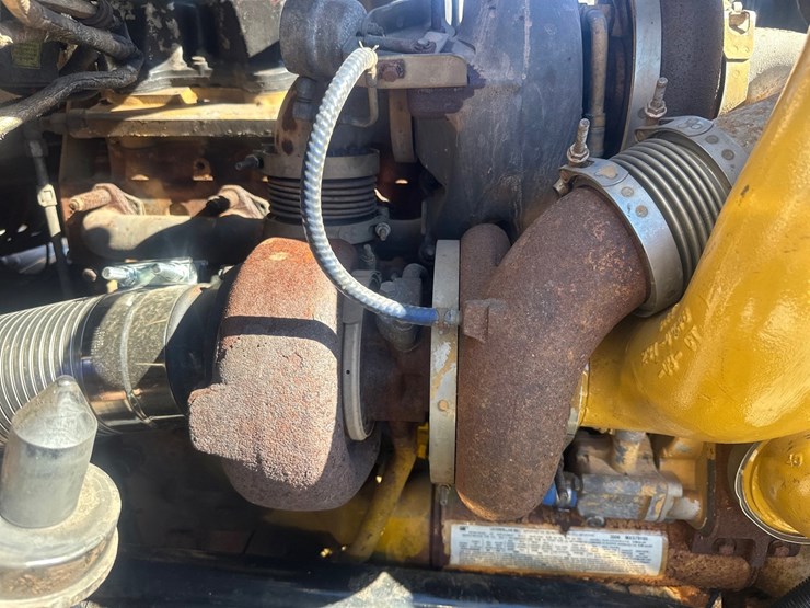 2011-caterpillar-c15-image-47