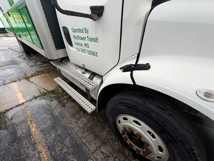 2010-freightliner-m2-106-image-21