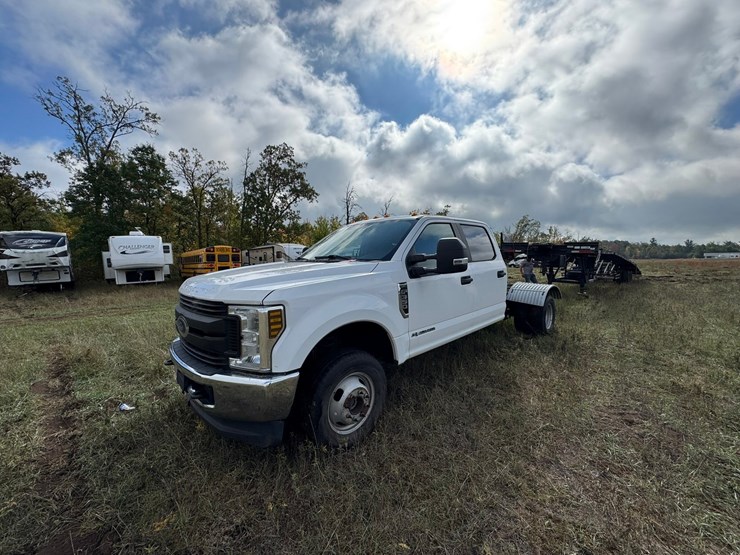 2019-ford-f350-xl-image-1