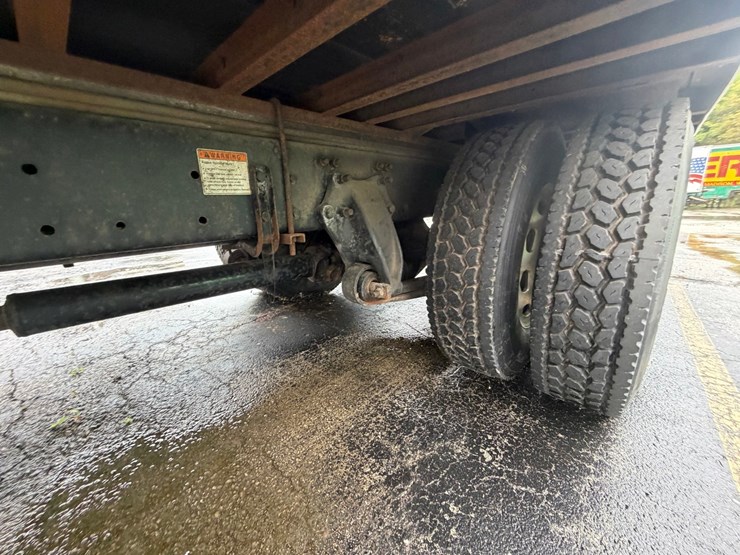 2010-freightliner-m2-106-image-38