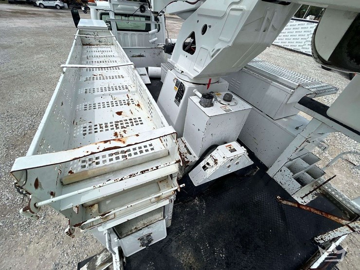 2015-freightliner-m2-106-image-22