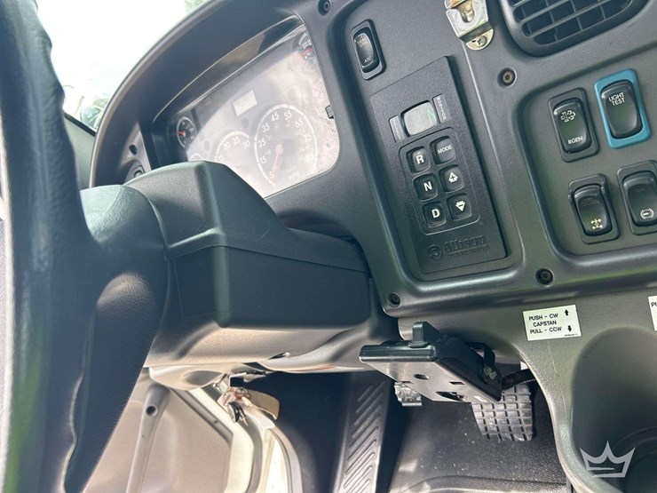 2015-freightliner-m2-106-image-37