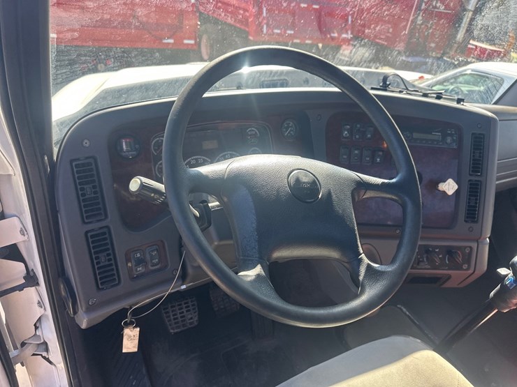 2015-freightliner-114sd-image-29
