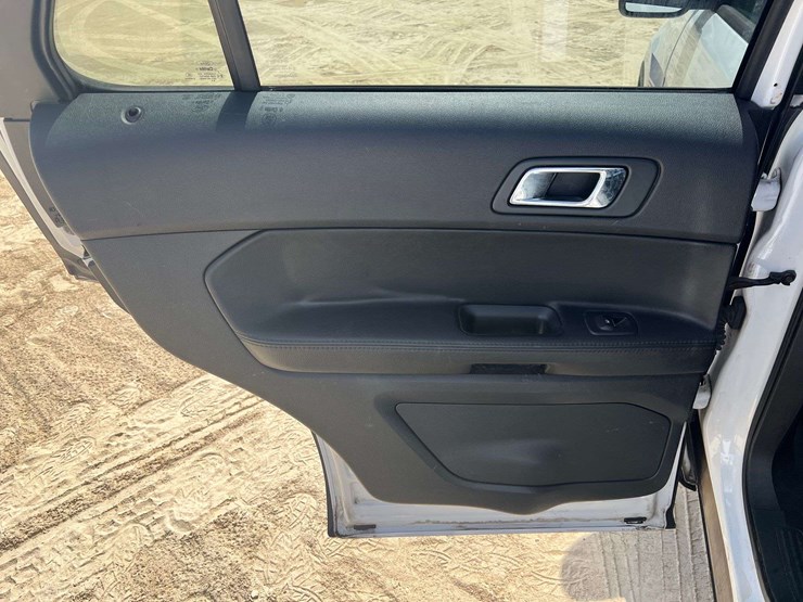 2016-ford-explorer-image-14