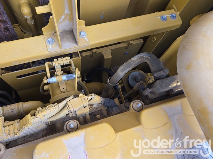 2020-caterpillar-352-image-68