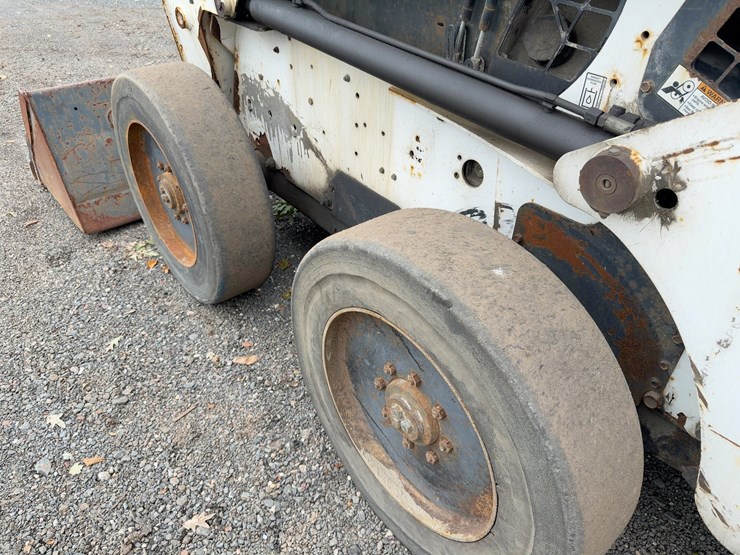 2010-bobcat-s220-image-13