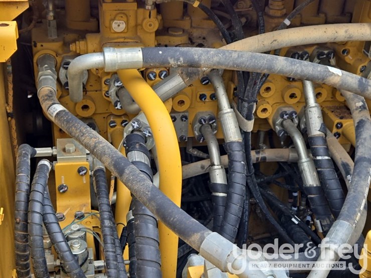 2020-caterpillar-352-image-54