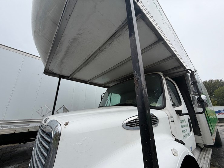 2010-freightliner-m2-106-image-10
