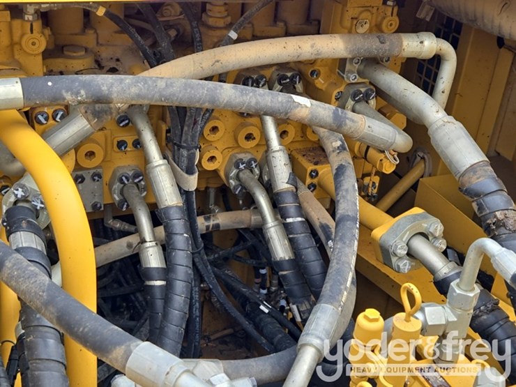 2020-caterpillar-352-image-55