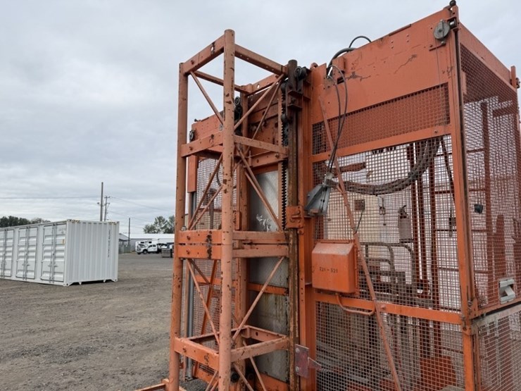 alimak-ab-100'-construction-elevator-image-9