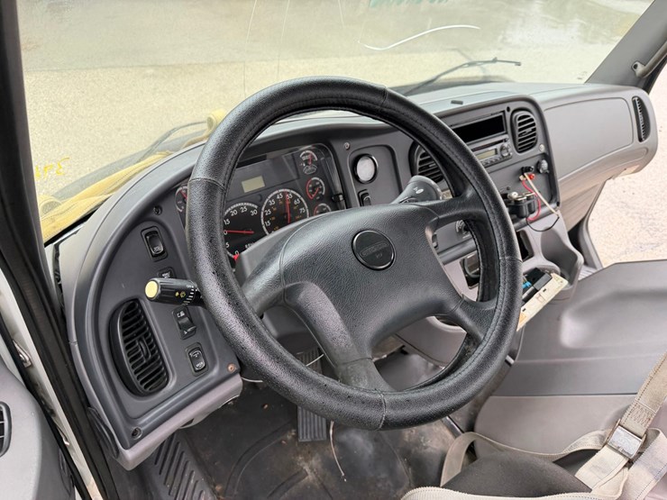 #1677-•-2012-freightliner-m2-cab-image-11
