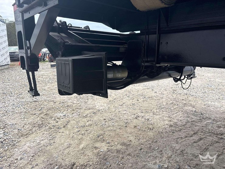 2019-peterbilt-330-image-36