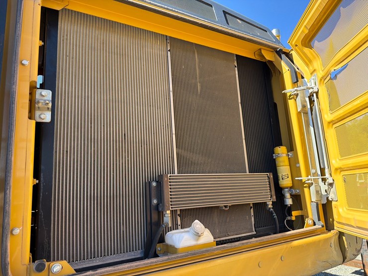 2013-caterpillar-c9-image-16