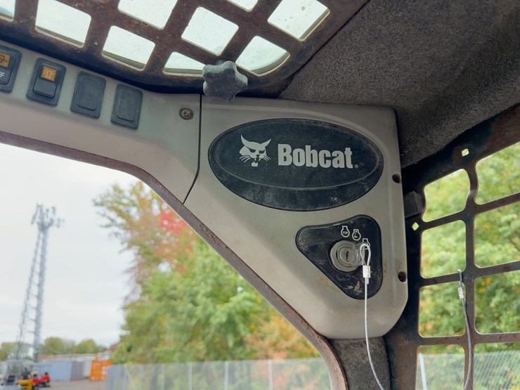 2010-bobcat-s220-image-17