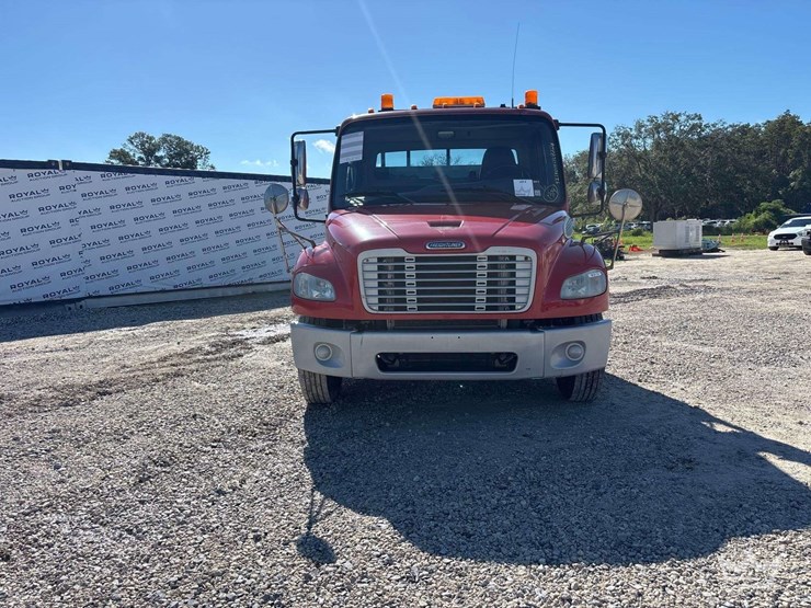 2018-freightliner-m2-106-image-28