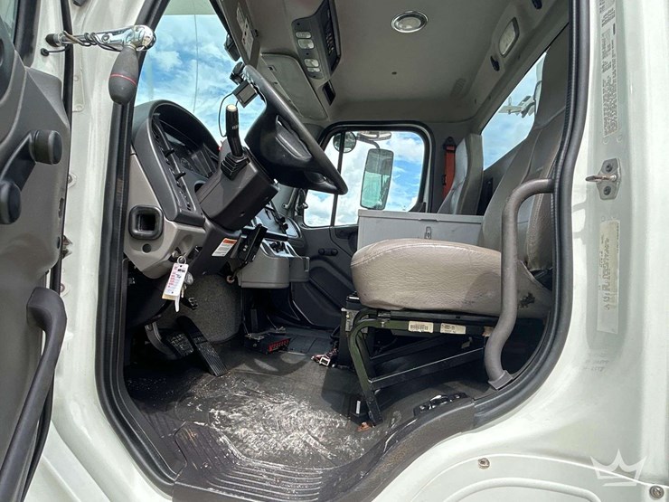 2015-freightliner-m2-106-image-35