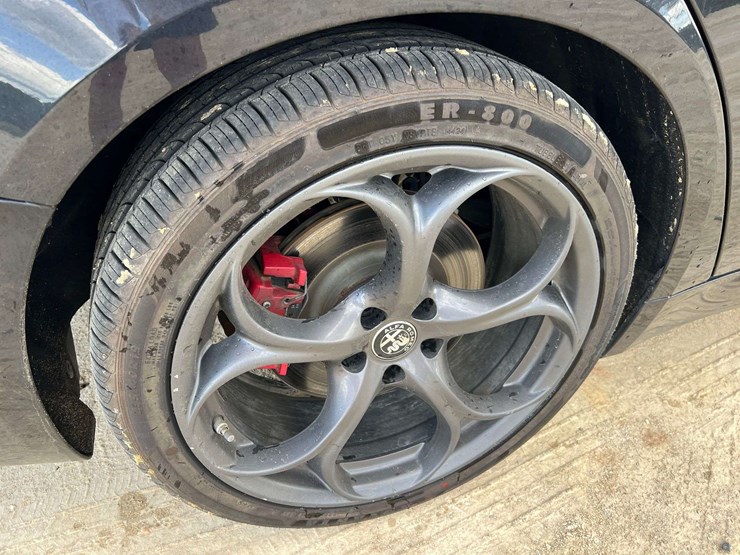 2019-alfa-romeo-giulia-4-door-sedan-(105,950-miles)-image-27