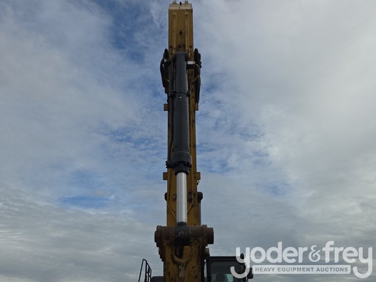 2020-caterpillar-352-image-32