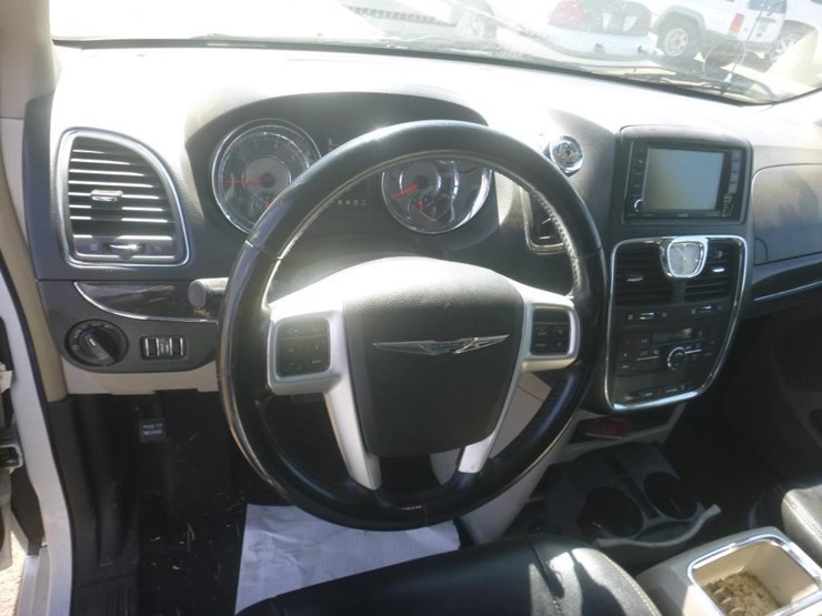 2016-chrysler-town-&-country-image-11
