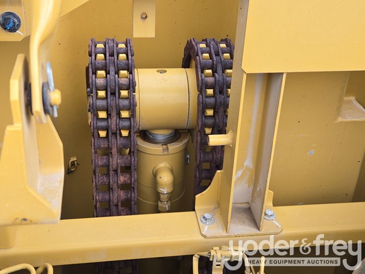2020-caterpillar-352-image-71