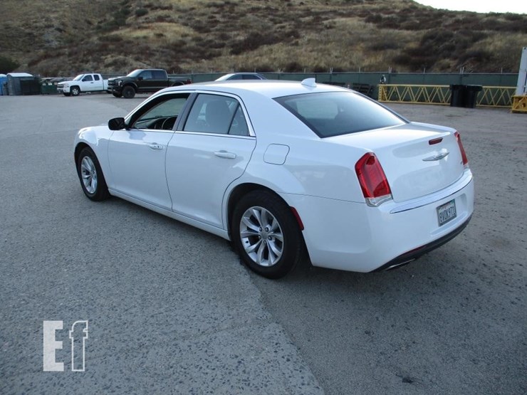 2021-chrysler-300-image-4