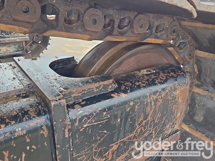 2020-caterpillar-352-image-21