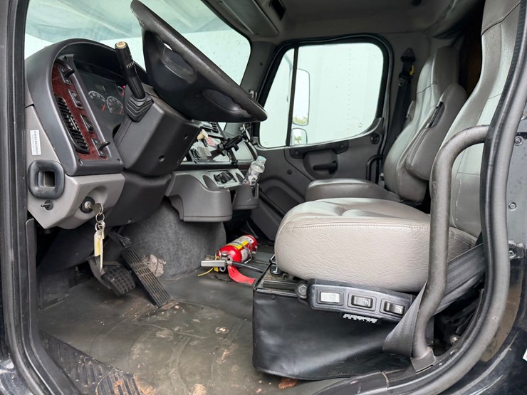 2010-freightliner-m2-106-image-47