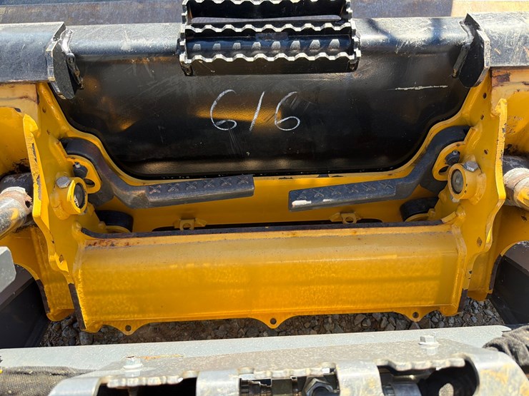 2018-deere-323d-image-57