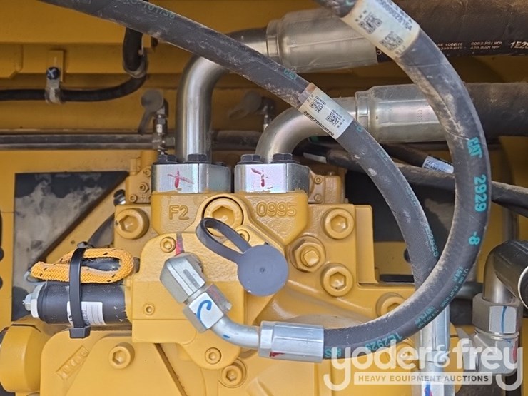 2020-caterpillar-352-image-48