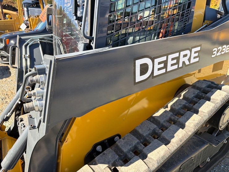 2018-deere-323d-image-15
