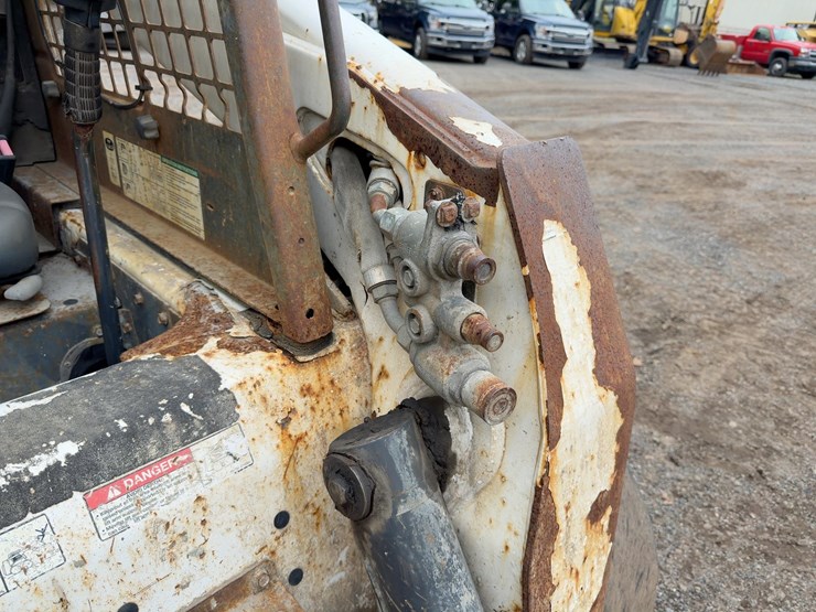 2005-bobcat-s300-image-10