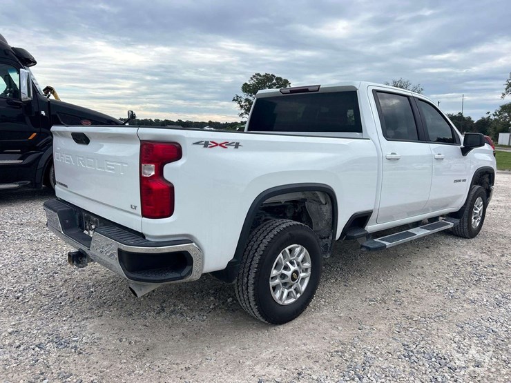 2022-chevrolet-silverado-2500-image-3