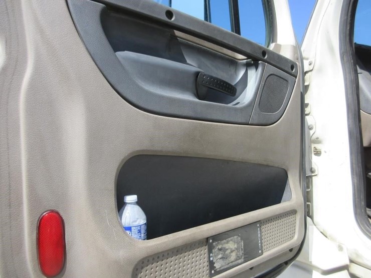 2013-freightliner-cascadia-125-image-13