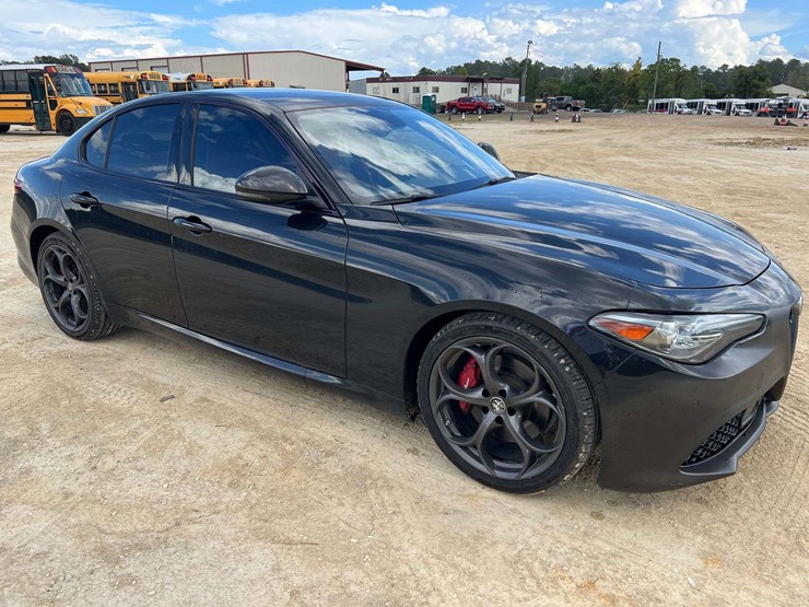 2019-alfa-romeo-giulia-4-door-sedan-(105,950-miles)-image-4