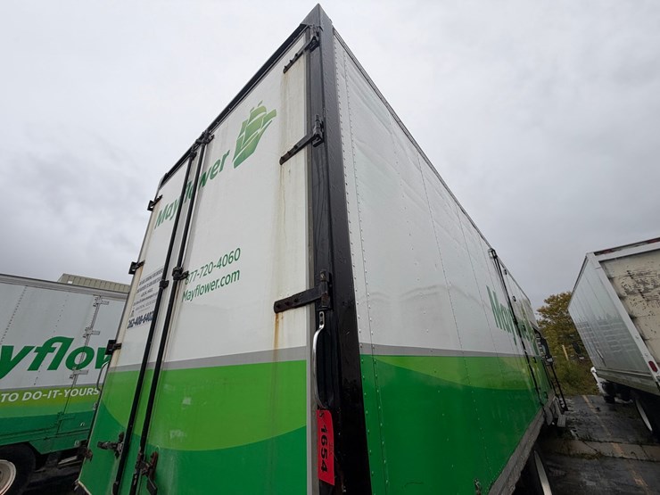 2010-freightliner-m2-106-image-30