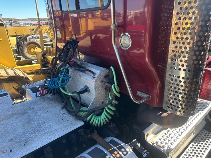 2011-caterpillar-c15-image-17
