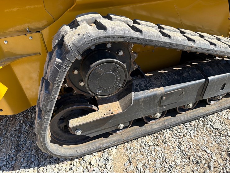 2018-deere-323d-image-30