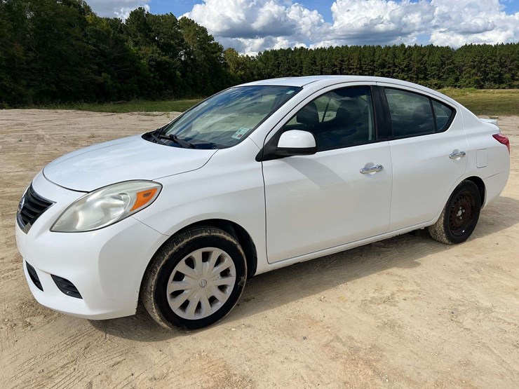 2014-nissan-versa-4-door-sedan-(38,174-miles)-image-1