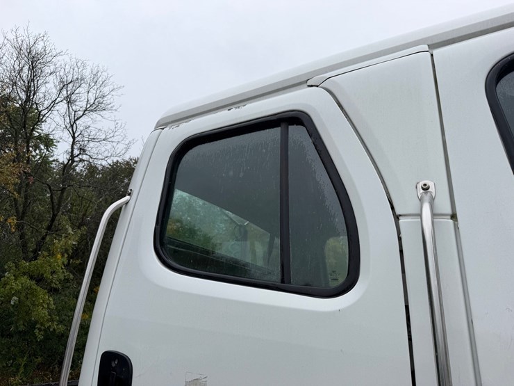 2006-freightliner-m2-106-image-26