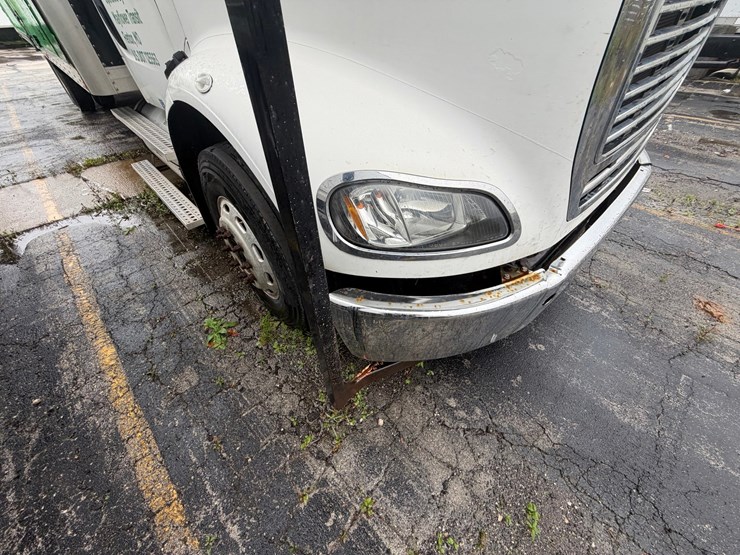 2010-freightliner-m2-106-image-19
