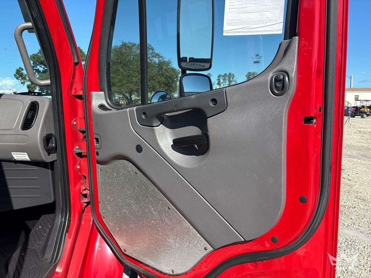 2018-freightliner-m2-106-image-24