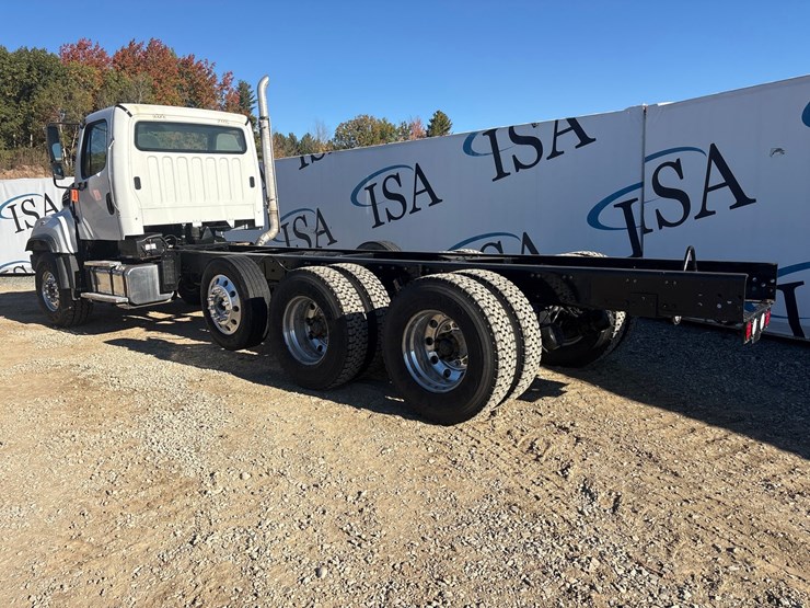 2015-freightliner-114sd-image-3