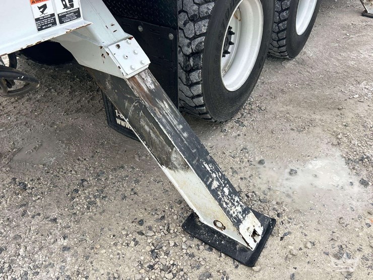 2015-freightliner-m2-106-image-29